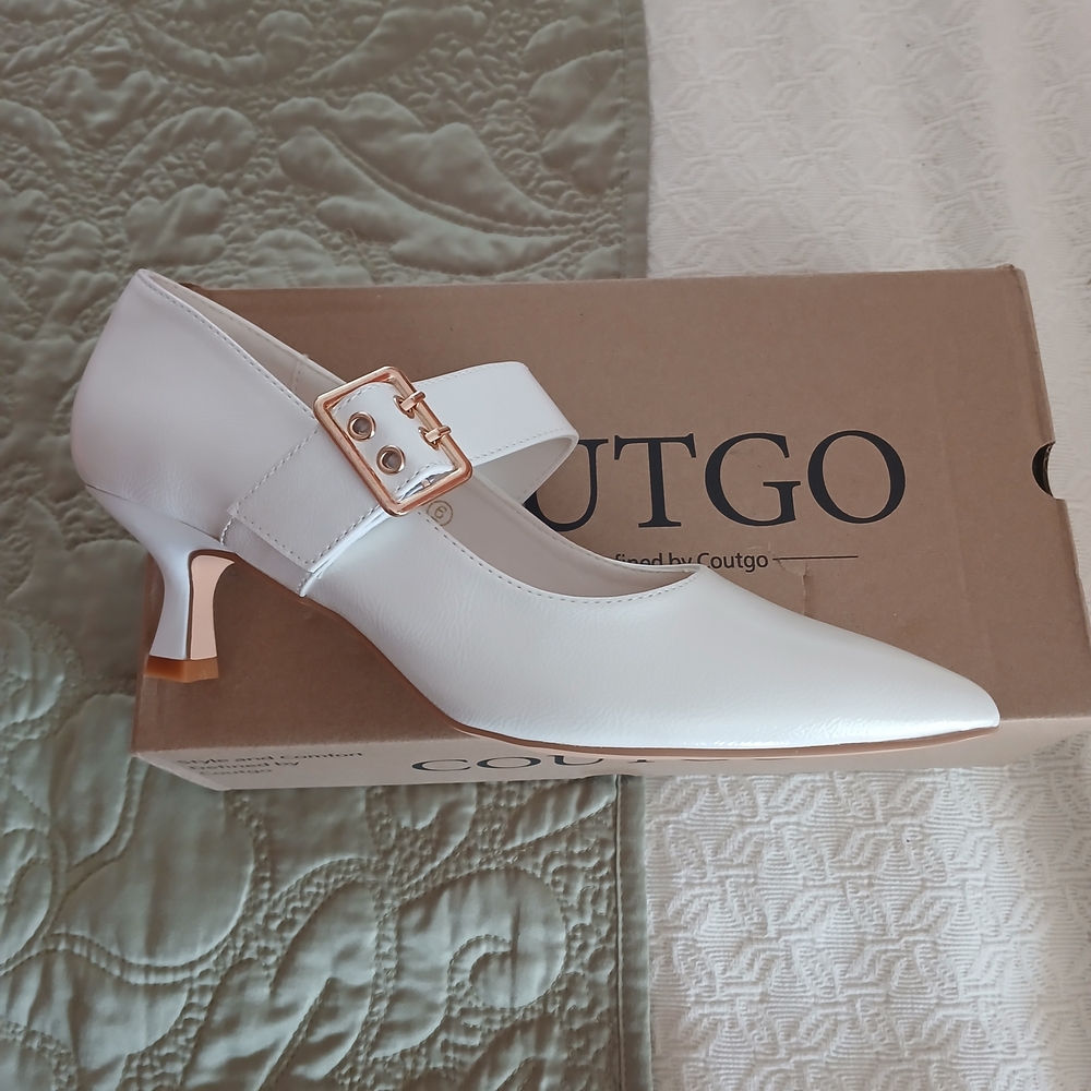 Elegant White Heels with Gold Accent by Coutgo